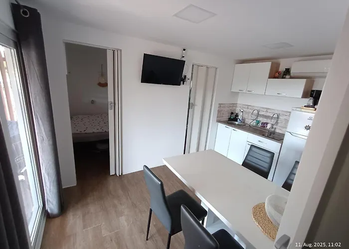 Дом отдыха Tiny House Julija With Jacuzzi Свети-Филип-и-Яков